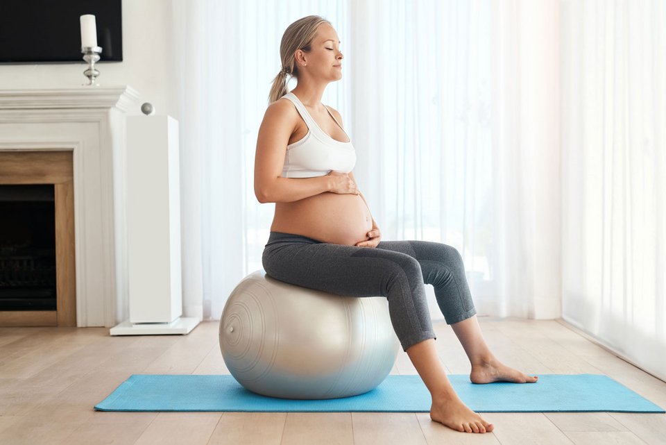 Rückenschmerzen in der Schwangerschaft: Übung Beckenkreisen