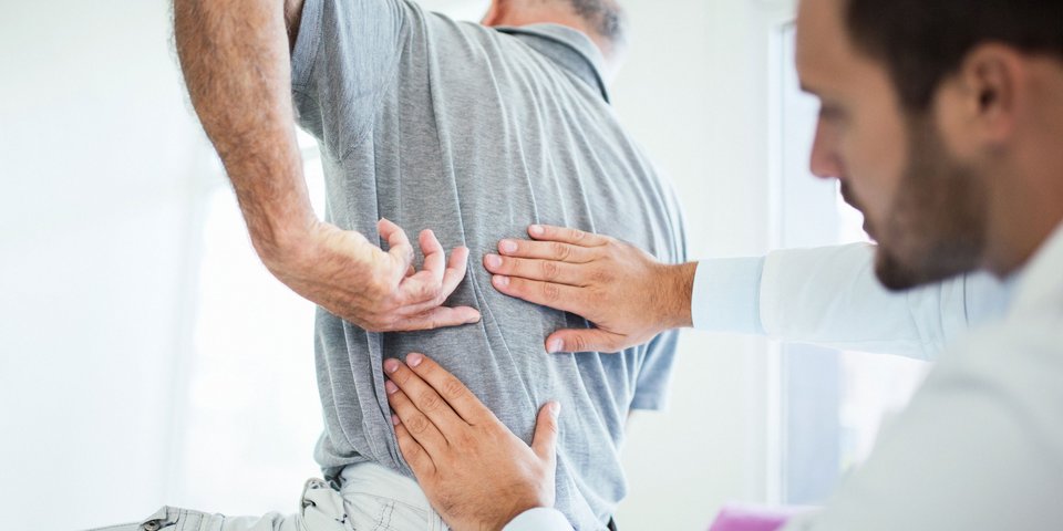 Rückenbehandlung: Besuch beim Arzt oder Therapeuten